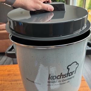 Eine Hand hält den Deckel des Kochstar-99102035-Einkochautomat 