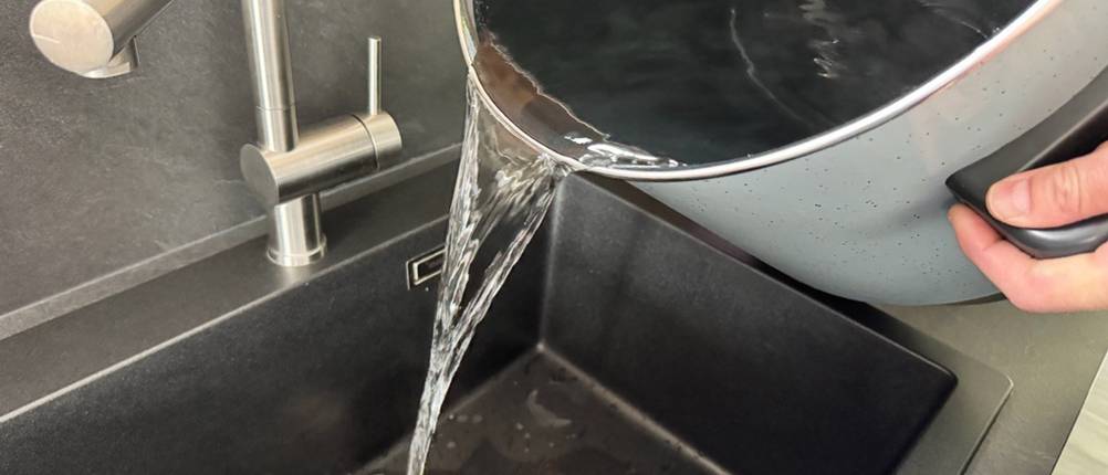 Wasser wird aus dem Behälter des Kochstar-99102035-Einkochautomat 