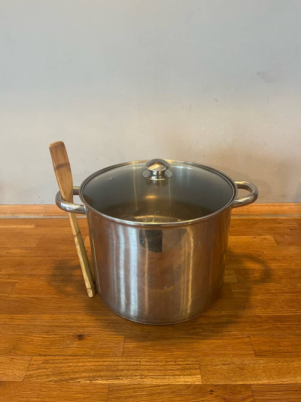 Ein 15-Liter-Kochtopf im Test von schräg oben mit einem Kochlöffel.