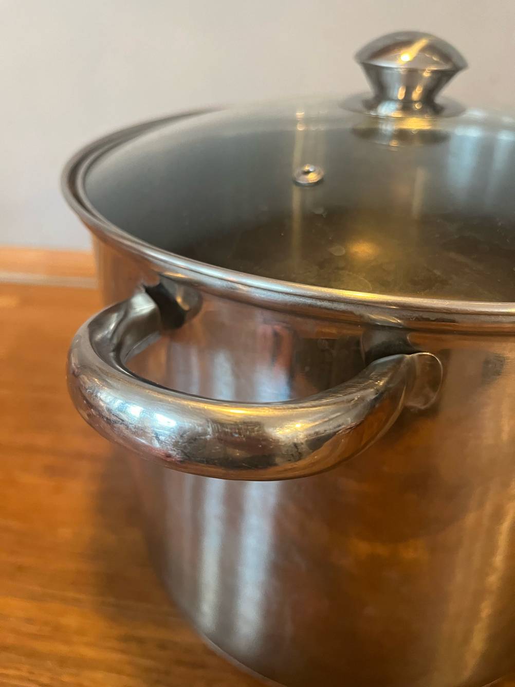 15-Liter-Kochtopf getestet: Nahaufnahme des Griffes des Topfes.