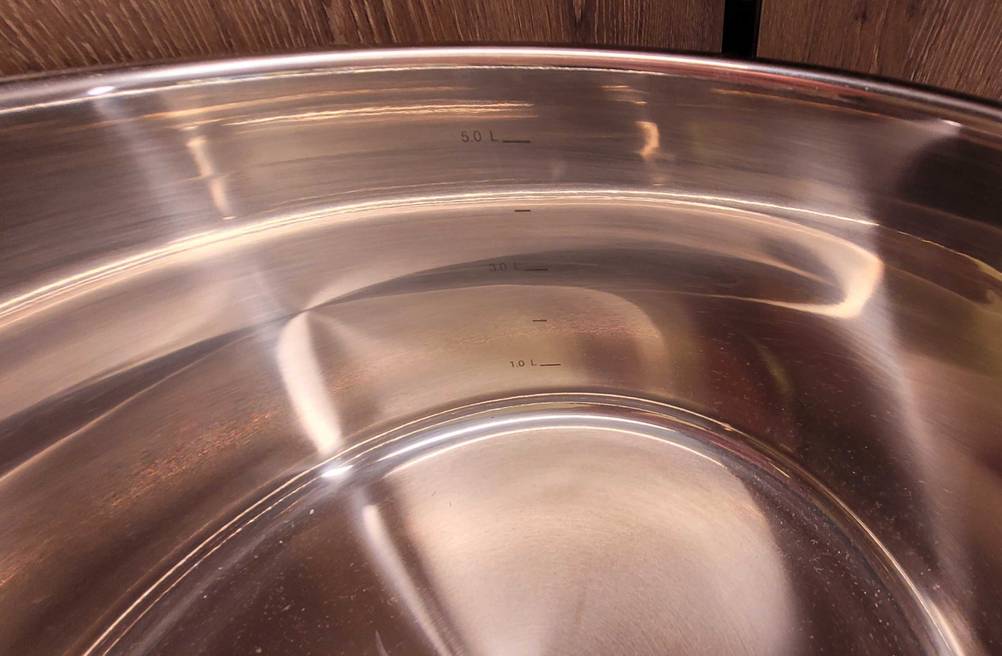 Kochtopf 5 Liter-Test: Nahaufnahme der Skala im Topfinnenren.