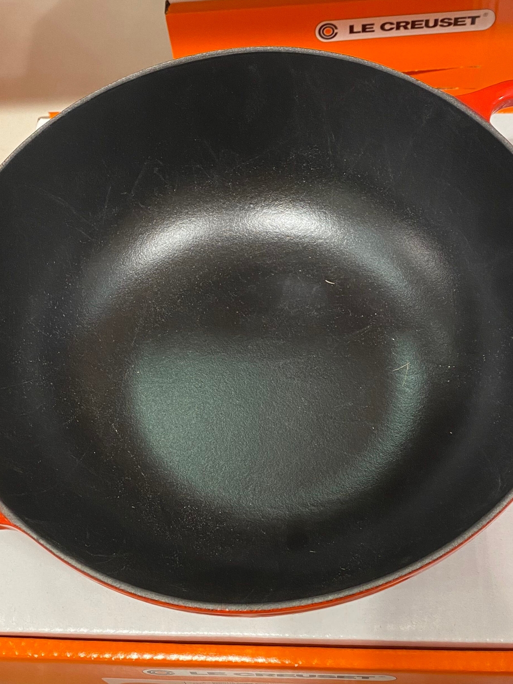 LeCreuset Induktionskochtopf getestet: Das Innere des Topfs ist schwarz.
