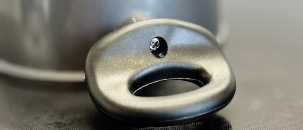 Kochtopf-Test: Detailansicht der Befestigung der Griffe am Stoneline-Kochtopf.