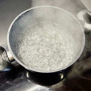 Wasser kocht im getesteten Kochtopf von Stoneline.