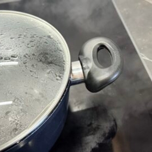 Kochtopf-Test: Aus dem Stoneline-Kochtopf tritt Wasserdampf aus.