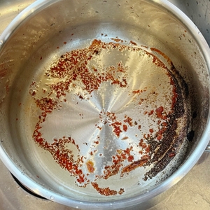 Im getesteten Kochtopf von WMF ist Tomatensoße eingebrannt.