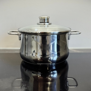 Der getestete Kochtopf von WMF steht auf einem Kochfeld.