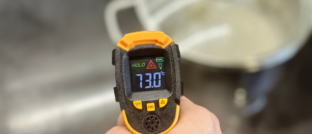 Kochtopf-Test: Eine Person misst die Temperatur der Griffe des WMF-Kochtopfs.