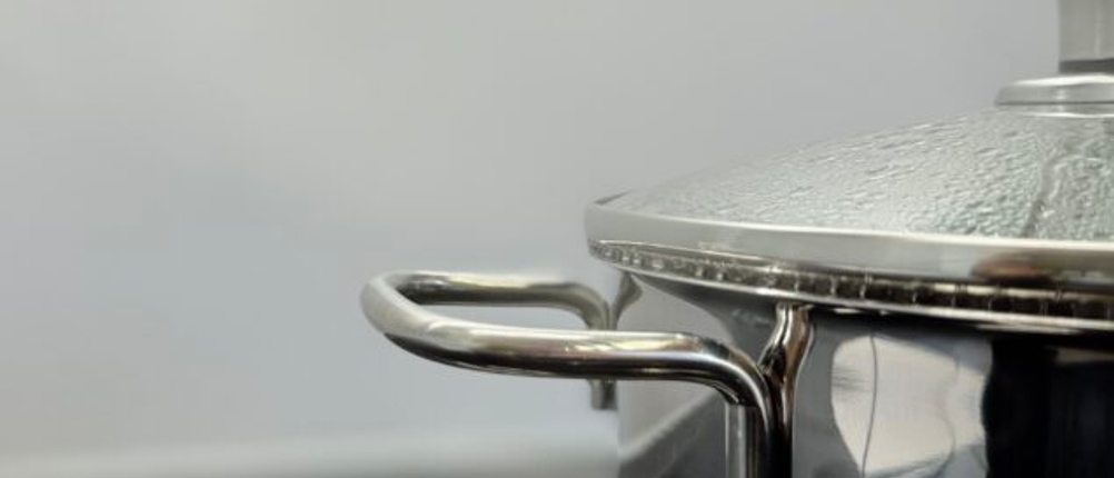 Kochtopf-Test: Am Rand des WMF-Kochtopfs kondensiert Wasserdampf zu Tropfen.