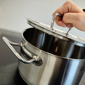Eine Person nimmt den Deckel vom getesteten Kochtopf von Zwilling.