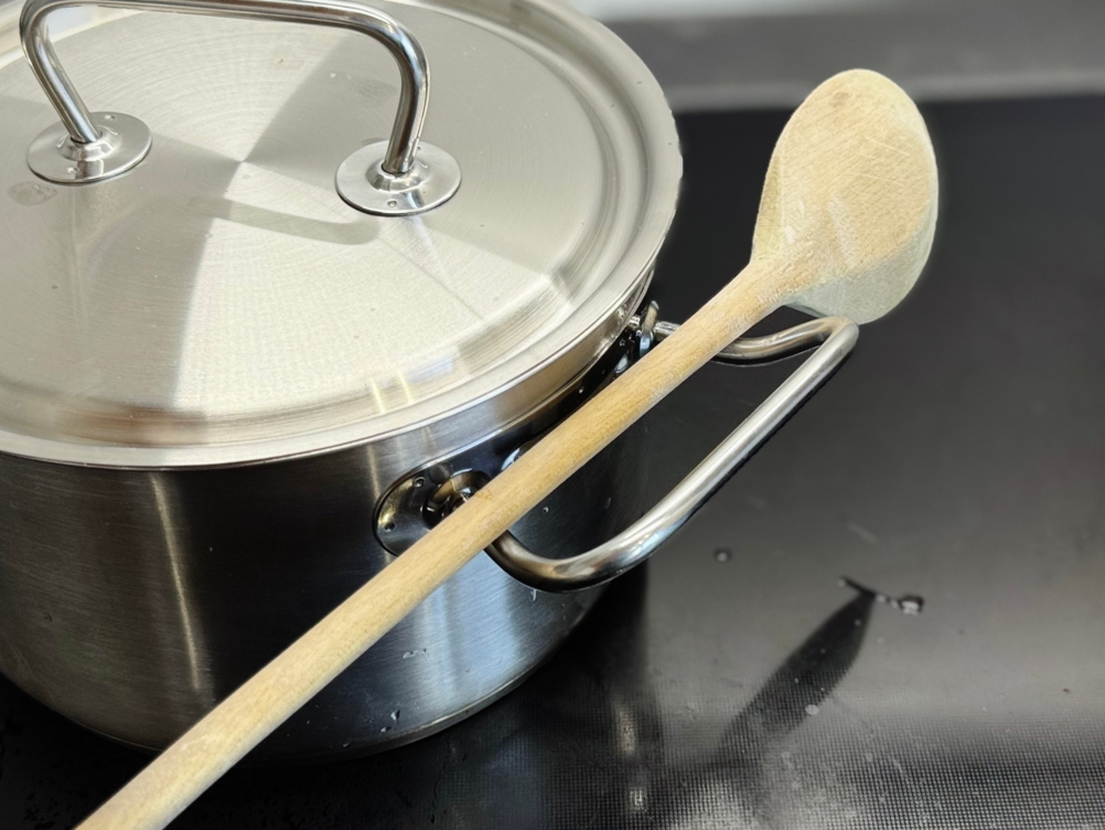 Kochtopf-Test: Auf dem seitlichen Griff des Zwilling-Kochtopfs liegt ein Kochlöffel.