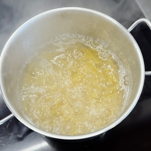Im getesteten Kochtopf von Zwilling werden Nudeln abgekocht.
