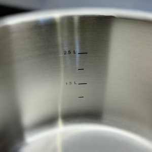 Detailansicht der Skala im Inneren des getesteten Kochtopfes von Zwilling.