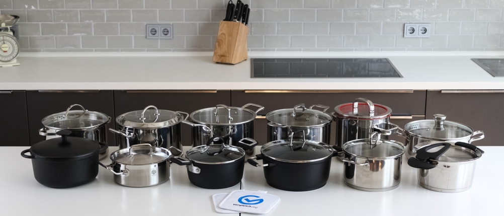 Mehrere getestete Kochtöpfe stehen nebeneinander.