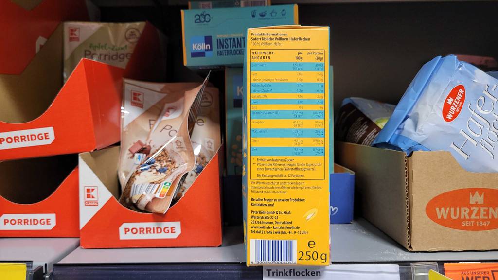 Eine 250-g-Verpackung mit Instant Haferflocken im Test, steht mit Fokus auf die Nährwertangaben im Lebensmittel eines Supermarktes.