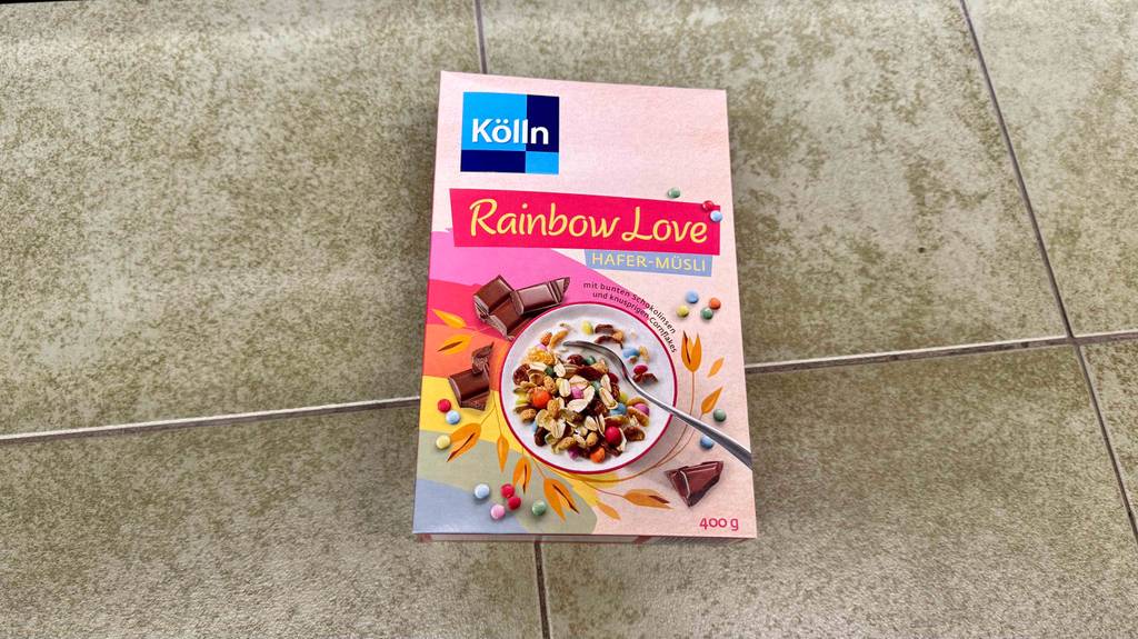 Die Verpackung von getestetem Kölln-Müsli liegt auf einem Fliesenboden.