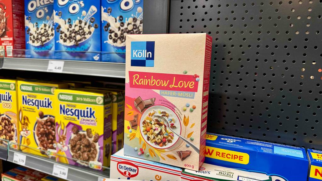 Eine Packung Kölln-Müsli steht zum testen auf anderen Cerealien-Produkten.