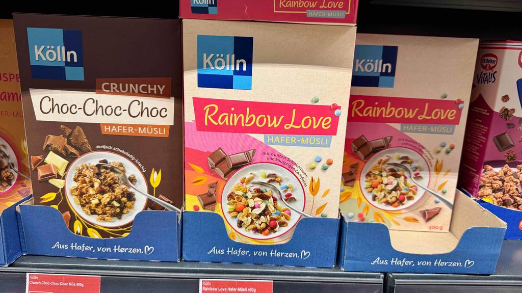 Kölln-Müsli im Test: Mehrere Packungen unterschiedlicher Sorten stehen in einem Regal.