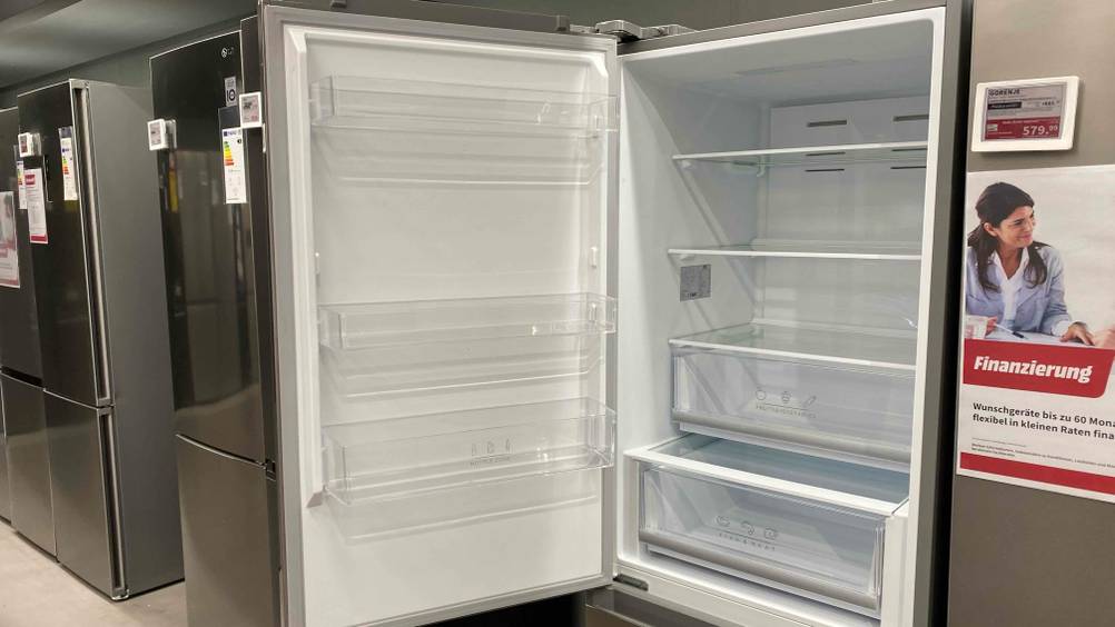 Im Test: Ein Kühlschrank mit geöffneter Türe, im Inneren verschiedene Ablagemöglichkeiten.