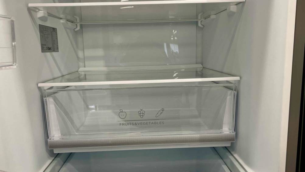 Kühlschrank-Test: Nahaufnahme des Gemüsefaches im Inneren.