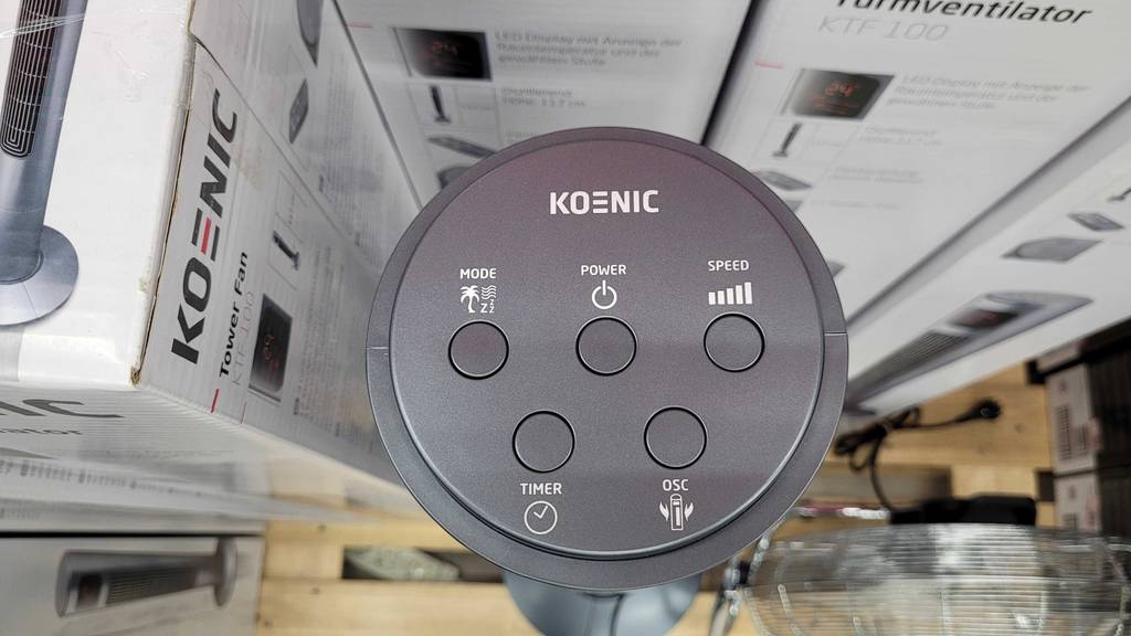 Detailansicht des Bedienpanels eines getesteten Turmventilators von Koenic.