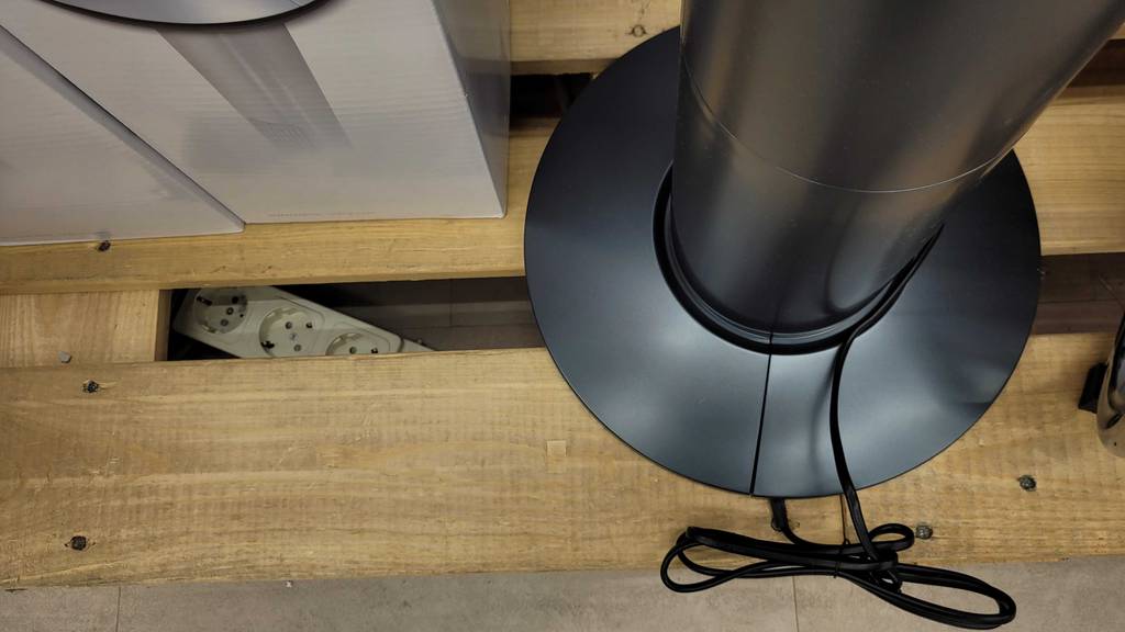 Blick auf den Standfuß mit Elektrokabel eines getesteten Turmventilators.
