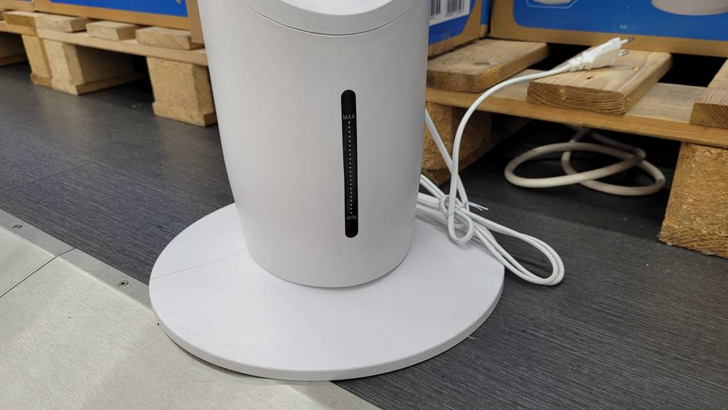 Blick auf den Behälter mit min- und max-Anzeige eines getesteten Ventilators mit Wasserkühlung.