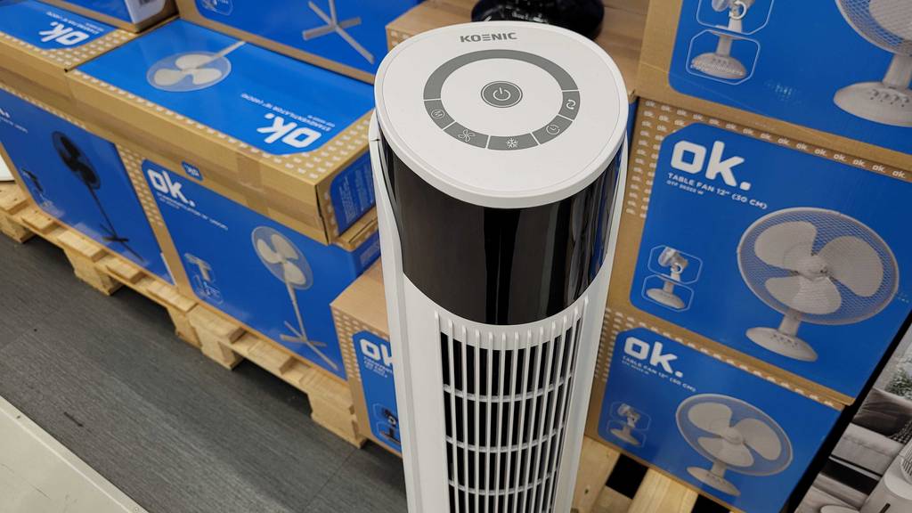 Detailansicht des oberen Teils mit Bedienpanel eines getesteten Ventilators mit Wasserkühlung.