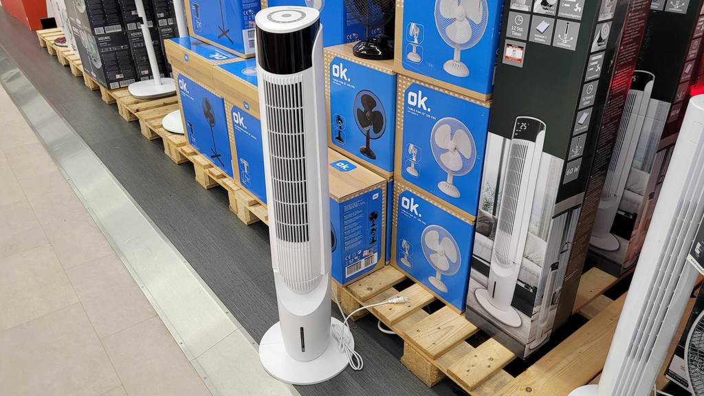 Ein Ventilator mit Wasserkühlung steht zum testen vor einigen anderen verpackten Geräten.