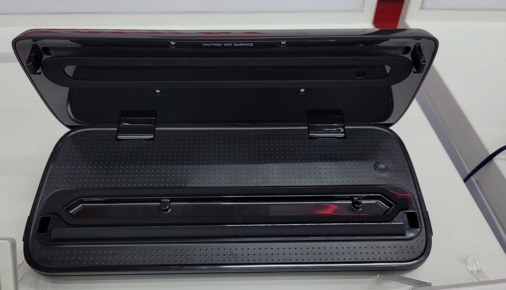 Vakuumierer-Test: Innenansicht eines geöffneten Gerätes auf einer hellen Fläche.