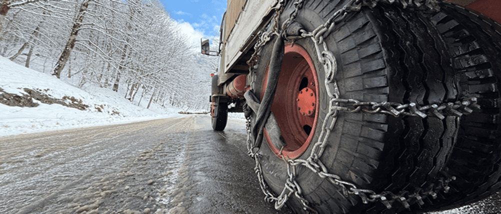 König-Schneeketten im Test: Schneeketten auf einem Lkw-Reifen montiert.