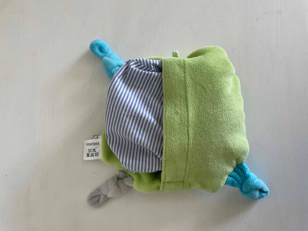 Körnerkissen getestet: Ein gestreiftes Kissen schaut aus seiner grünen Hülle hervor.