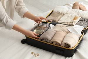 um platz im koffer zu sparen, sollte die schwersten und sperrigsten schuhe auf der reise getragen werden.