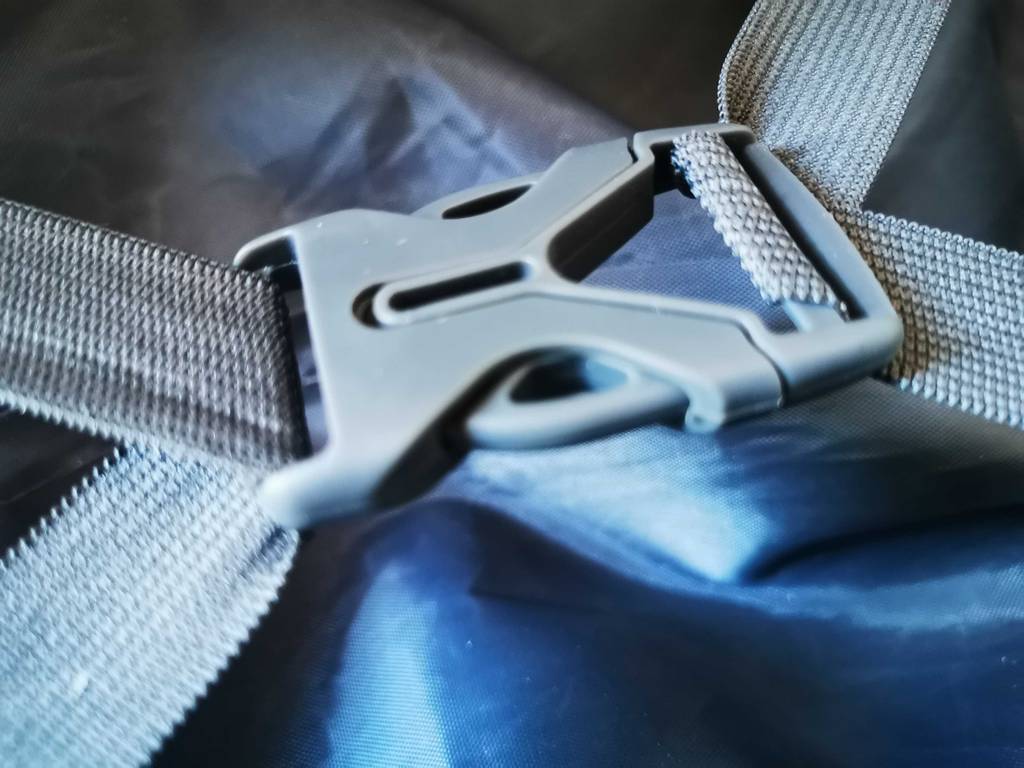 Koffer getestet: Nahaufnahme des Steckverschlusses im Innenraum.