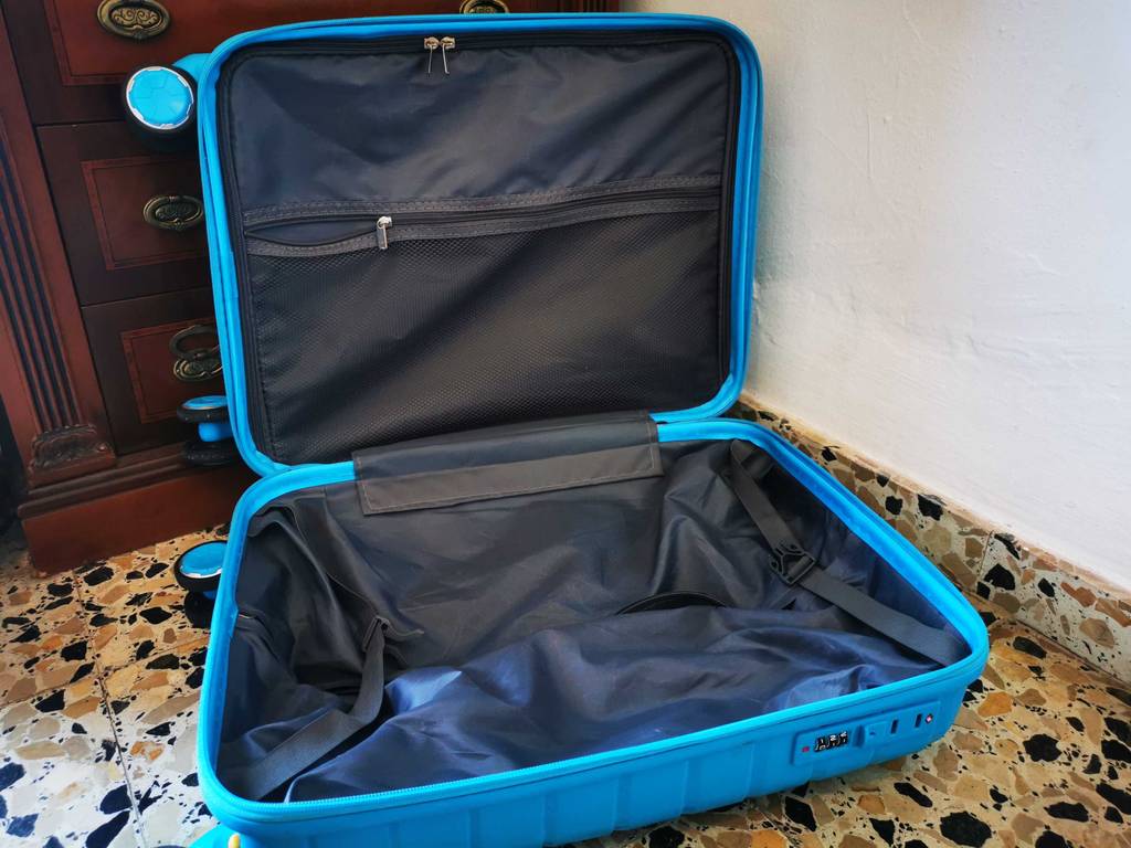 Koffer im Test: Ein türkisfarbenes Modell mit Fokus auf den geöffneten Innenraum inklusive schwarzem Futter liegt geöffnet auf dem Boden.