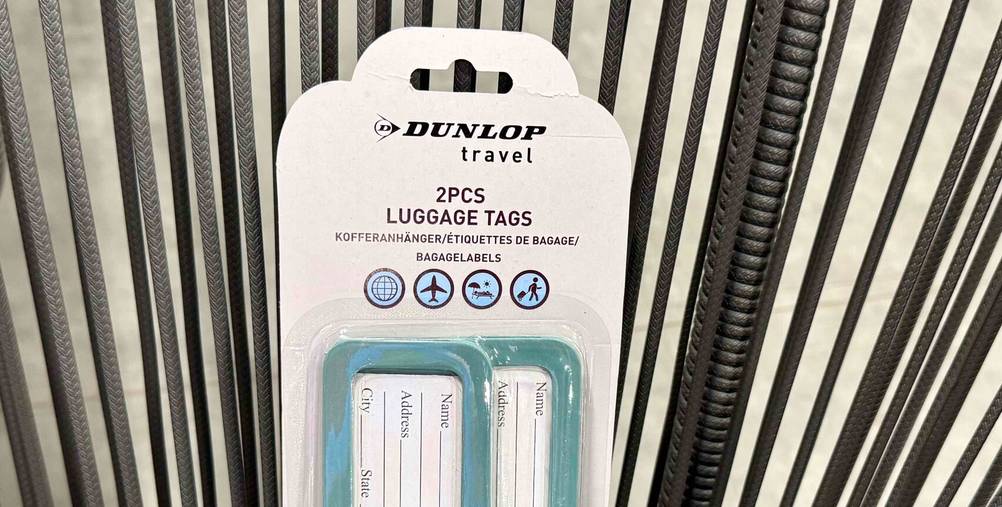 Kofferanhänger im Test: Nahaufnahme der Verpackung mit Logo und Artikelbezeichnung.