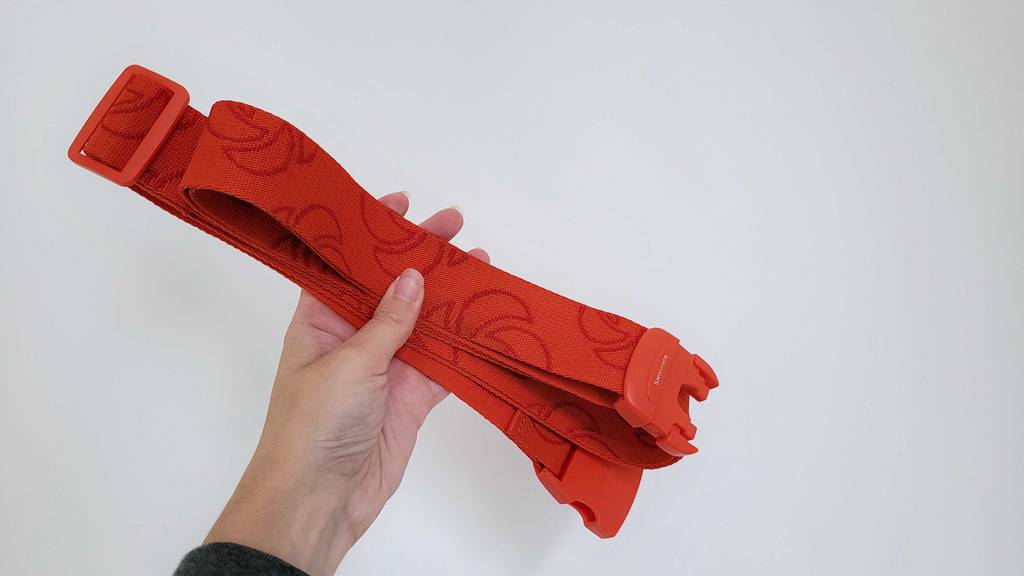 Getesteter Koffergurt in der Farbe Rot. 