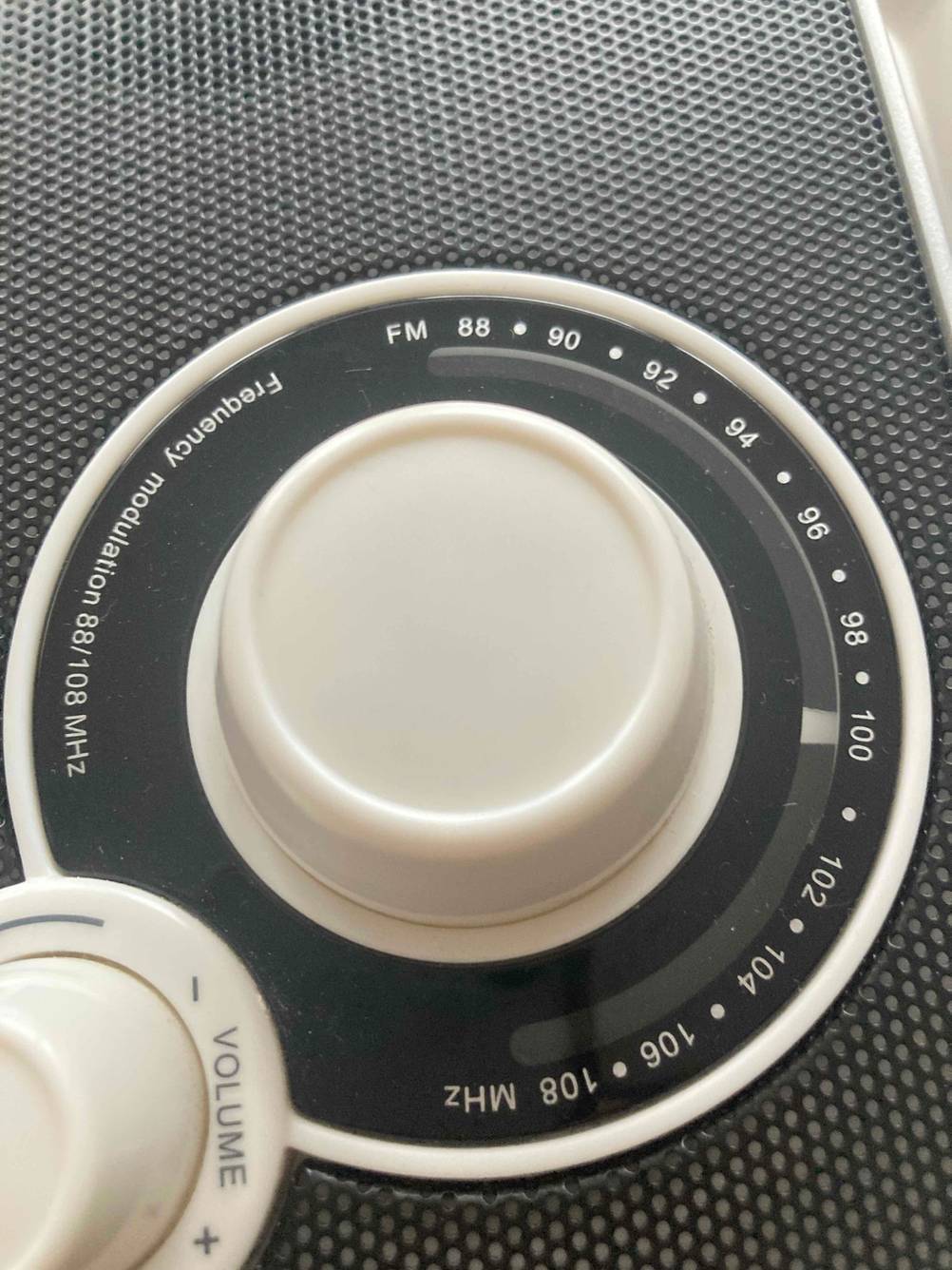 Verschiedene Sender von einem getesteten Kofferradio.