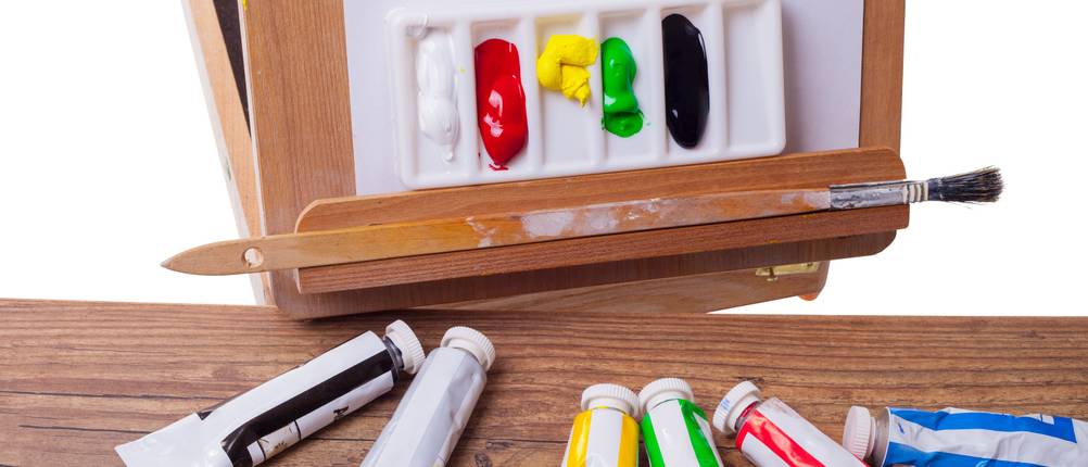 Kofferstaffelei Test: Staffelei mit Pinsel, Palette und Farbtuben.