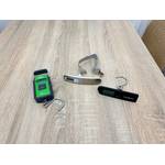 Eine Burg-Wächter-Tara-PS-7600-Kofferwaage, eine Mycarbon-DS2-Kofferwaage und eine Samsonite-122291/1041-Kofferwaage liegen nebeneinander zum direkten Vergleich.