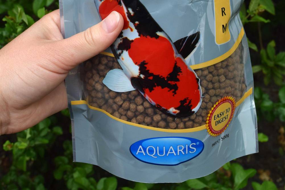 Koifutter im Test: Nahaufnahme der Vorderseite der Verpackung mit transparentem Sichtfenster.