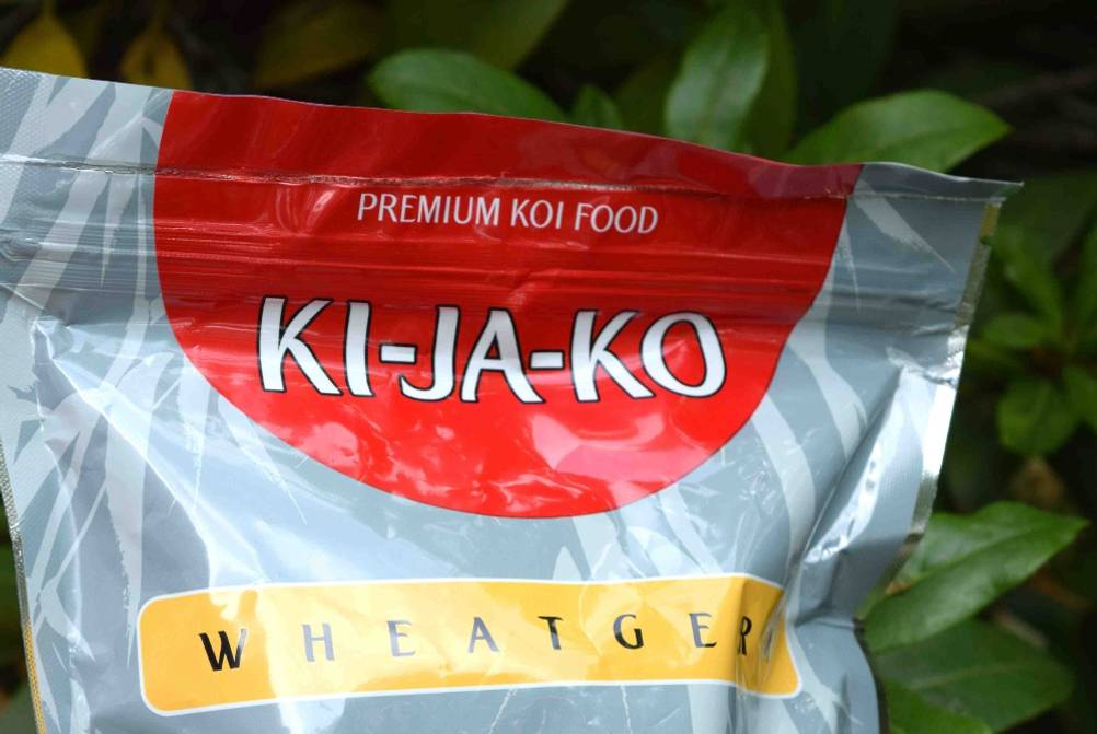 Koifutter getestet: Nahaufnahme des Logos auf der Verpackung.