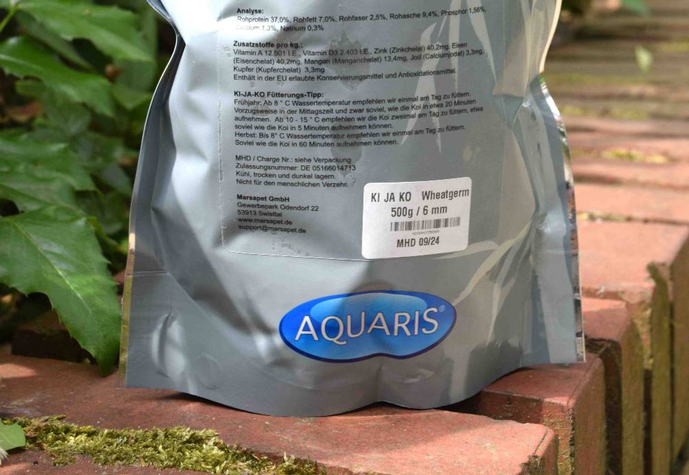 Koifutter getestet: Nahaufnahme der Rückseite einer Packung mit Logo.