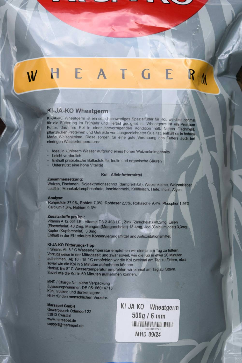 Rückseite von einer getesteten Koifutter-Packung mit Anwendungshinweisen. 