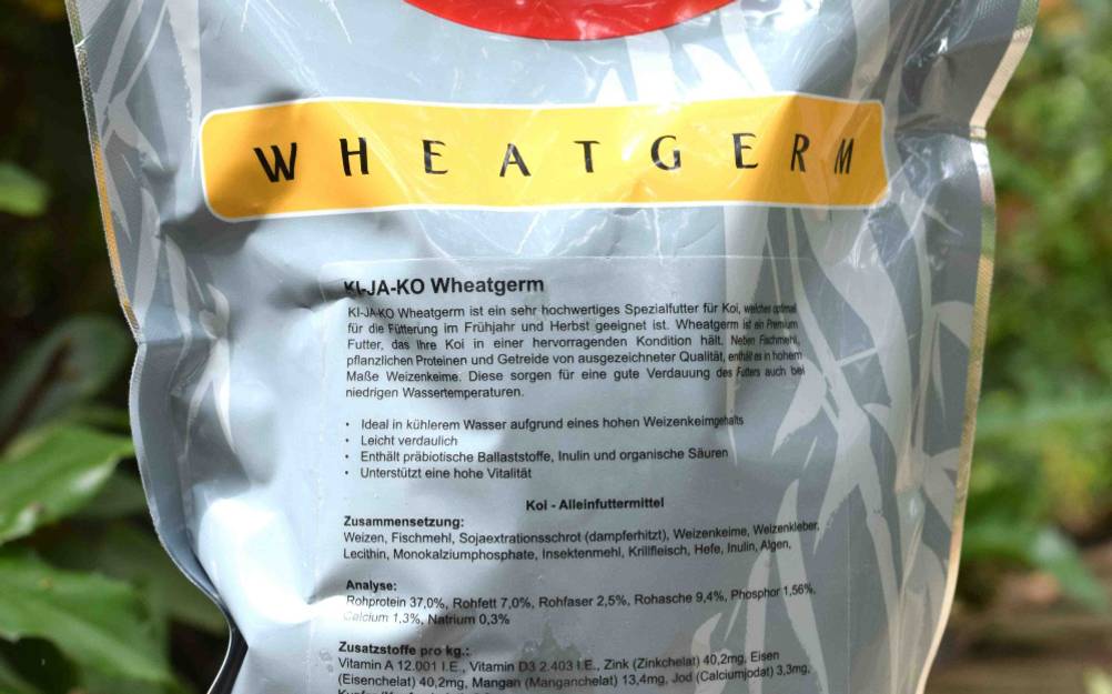 Nahaufnahme der Rückseite einer Packung des getesteten Koifutters mit Informationen zur Zusammmensetzung.