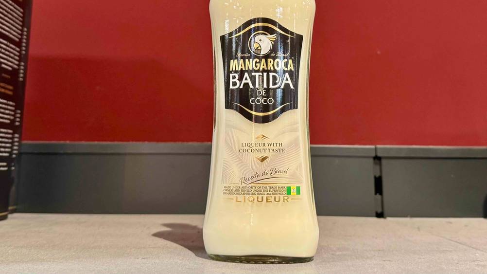 Kokos-Likör getestet: Nahaufnahme des Labels auf der Flasche mit Logo.