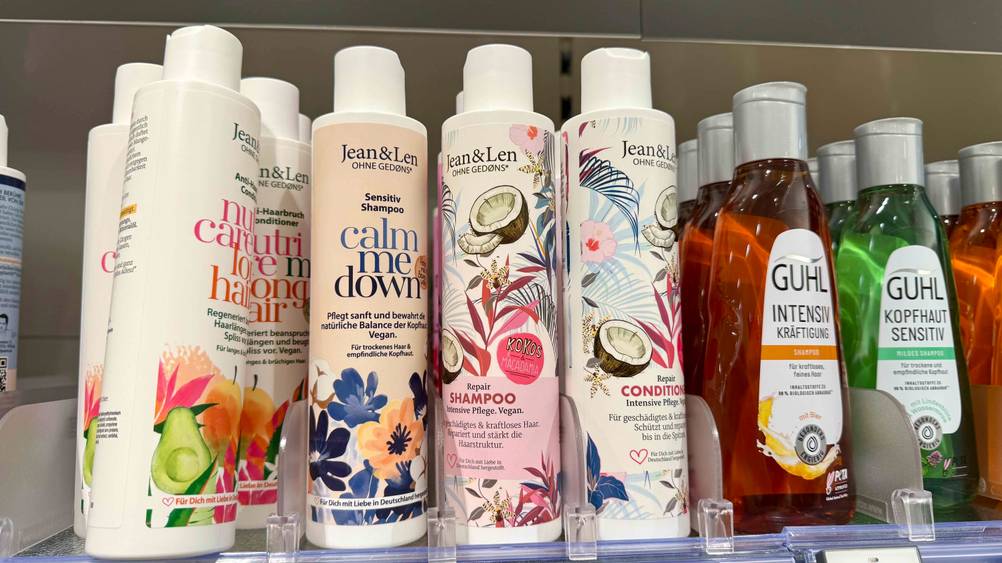 Kokos-Shampoo getestet: Mehrere Flaschen des Produktes in einem Verkaufsregal.