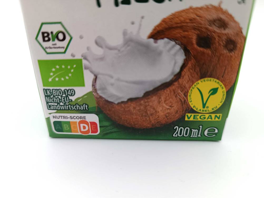 Im Test: Nahaufnahme der Infografiken auf der Vorderseite einer Packung Kokosmilch.