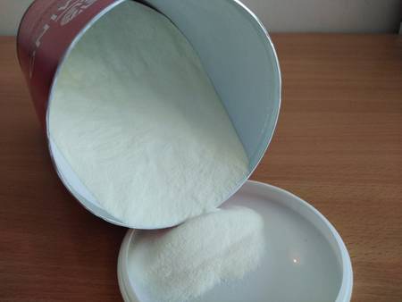 Kollagen-Hydrolysat liegt geöffnet, ausgeschüttet im Deckel