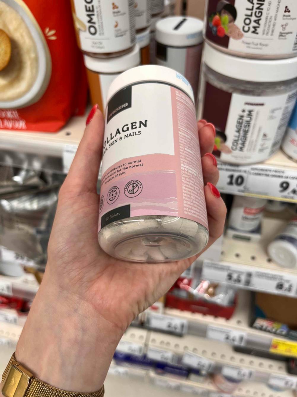 In der Hand befindet sich ein Glas mit getestetem Kollagen.